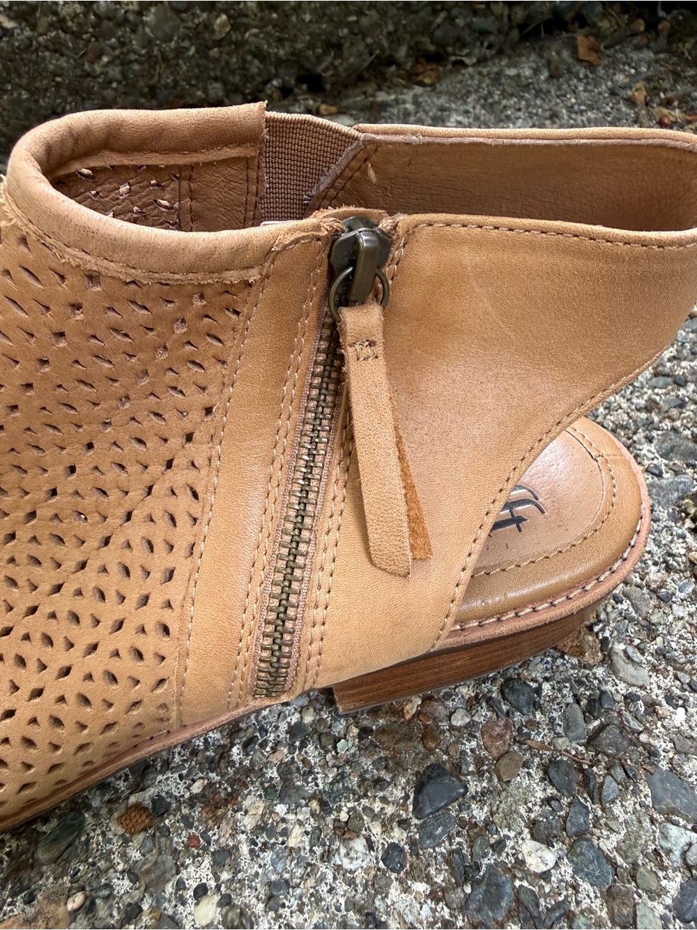 Size 11 Sofft Beige Perforated Peep-Toe Ankle Sandles - Picture 6 of 9